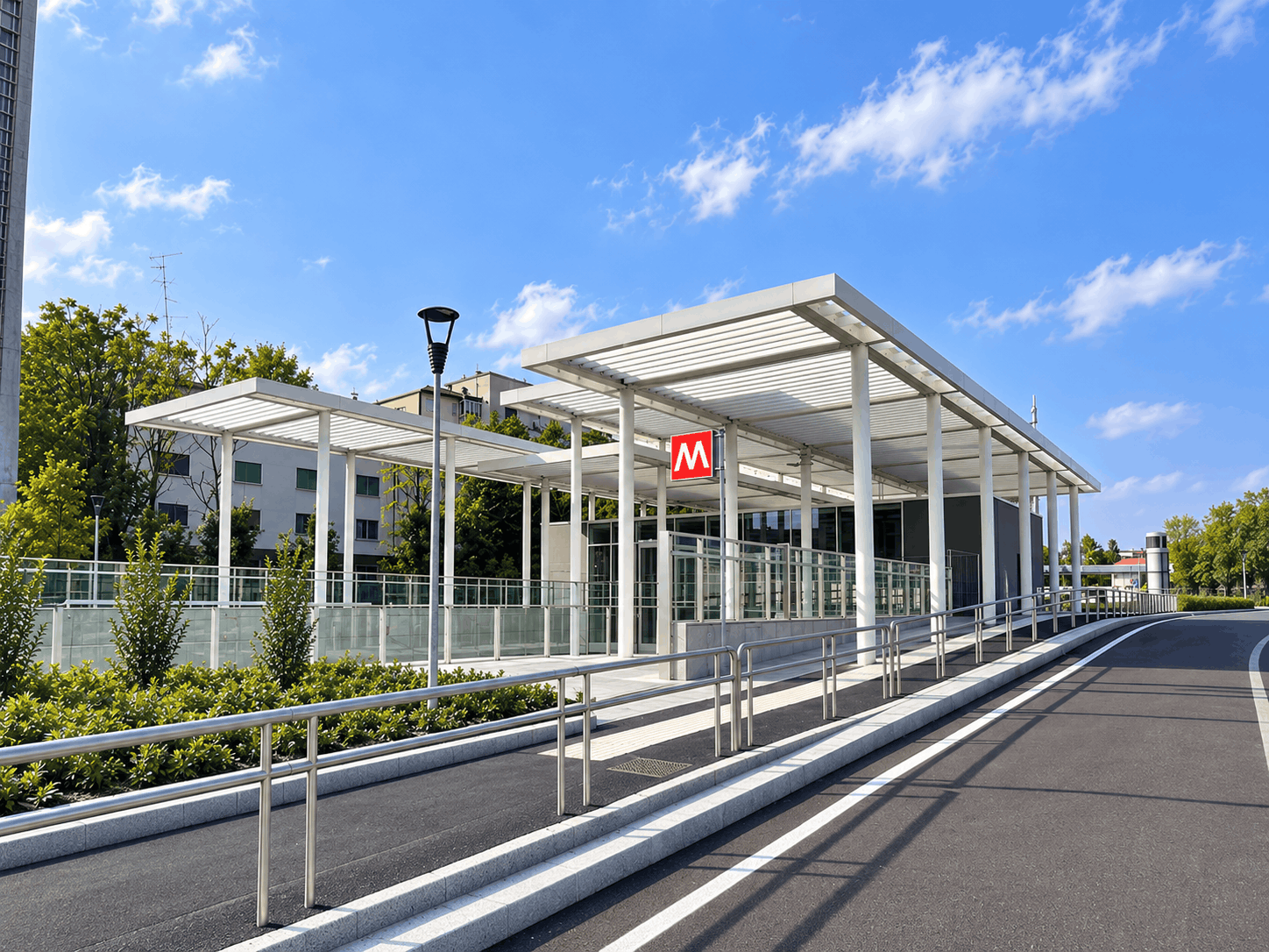Ingresso moderno della metropolitana sotto il cielo blu (1)