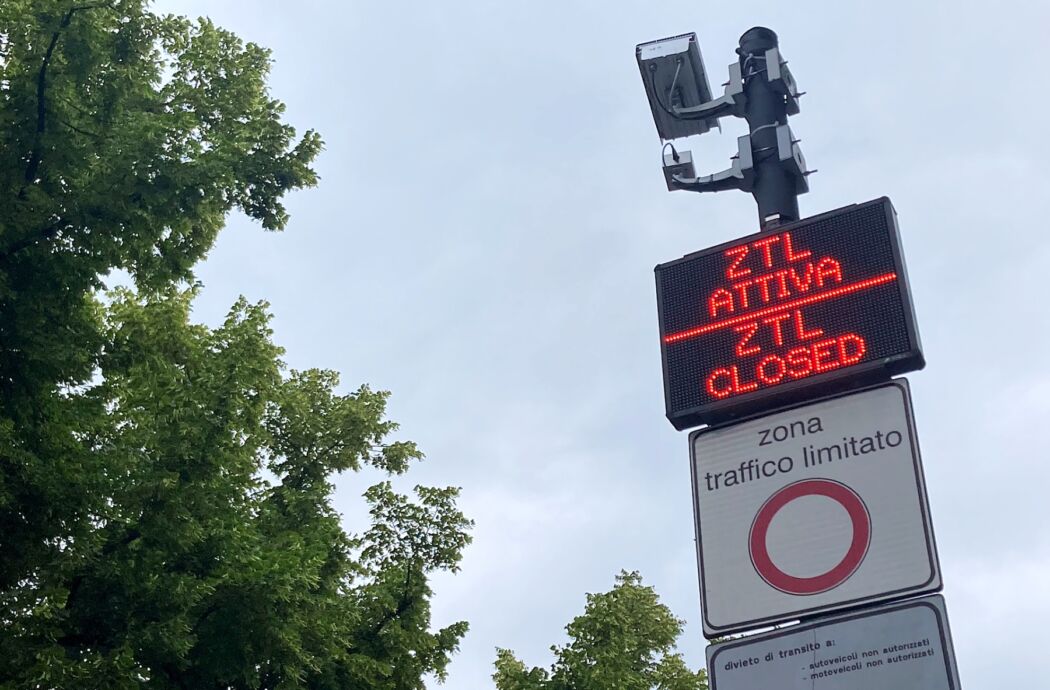 ztl-attiva-zona-traffico-limitato-telecamere-varco-fm-1050x690