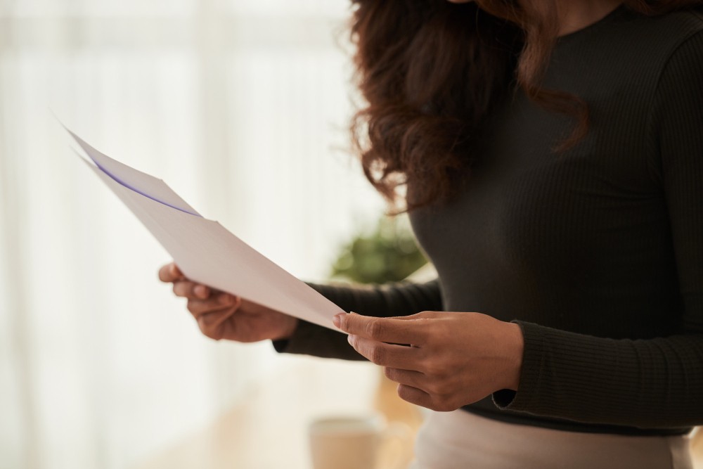 Proprietario e consulente che analizzano il canone concordato