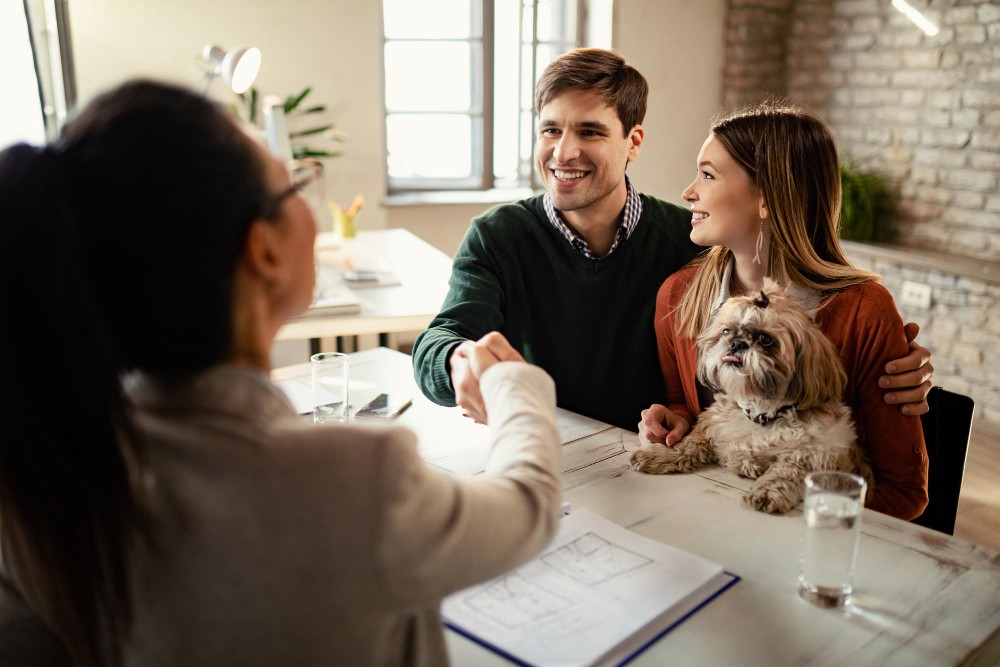 Consulente Gruppocasa che calcola il canone concordato insieme al cliente